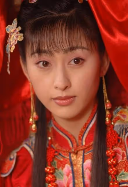 她是軍藝校花,被大25歲張鐵林拋棄後,嫁著名「壞蛋」生子獲幸福