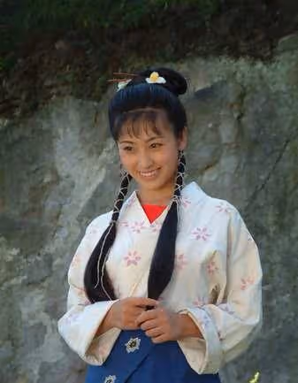 她是軍藝校花,被大25歲張鐵林拋棄後,嫁著名「壞蛋」生子獲幸福