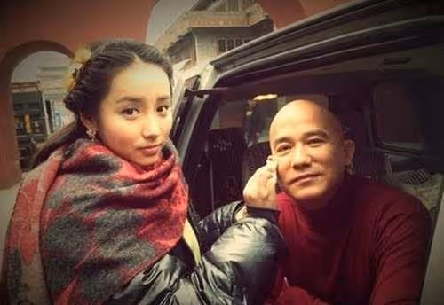 她是軍藝校花,被大25歲張鐵林拋棄後,嫁著名「壞蛋」生子獲幸福