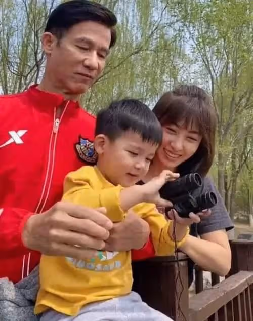 她是軍藝校花,被大25歲張鐵林拋棄後,嫁著名「壞蛋」生子獲幸福
