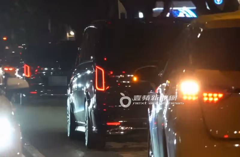 狗仔直擊｜「金秘書」朴敏英中影文化城拍廣告　下班路穿迷你裙秀美腿寵粉簽名