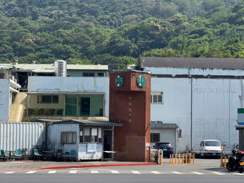 狗仔直擊｜「金秘書」朴敏英中影文化城拍廣告　下班路穿迷你裙秀美腿寵粉簽名