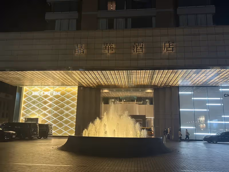 狗仔直擊｜「金秘書」朴敏英中影文化城拍廣告　下班路穿迷你裙秀美腿寵粉簽名