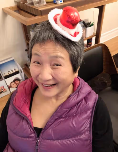 淚目!78歲鄭佩佩太悽慘,病痛纏身坐輪椅,兒媳眾籌36萬治乳腺癌