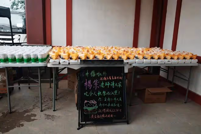 楊紫一如既往大方!請《國色芳華》工作人員吃《承歡記》定製雪糕