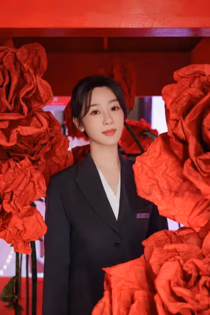 楊紫一如既往大方!請《國色芳華》工作人員吃《承歡記》定製雪糕