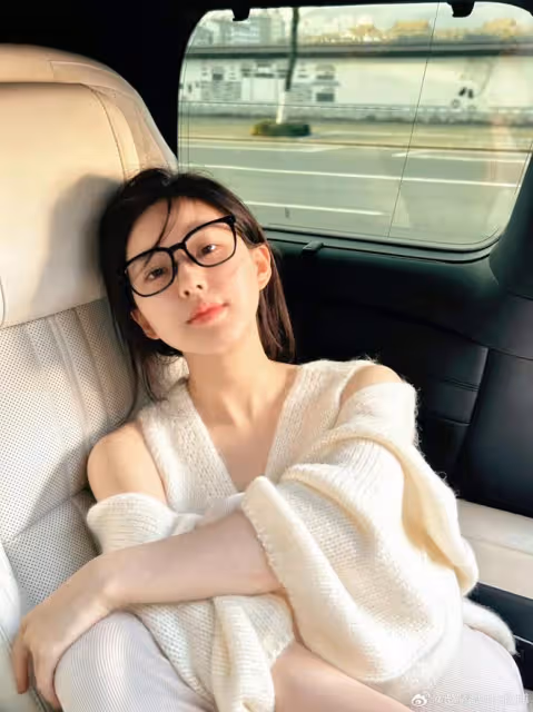 趙露思營業啦!曬九宮格分享日常,素顏狀態的她,又白又嫩