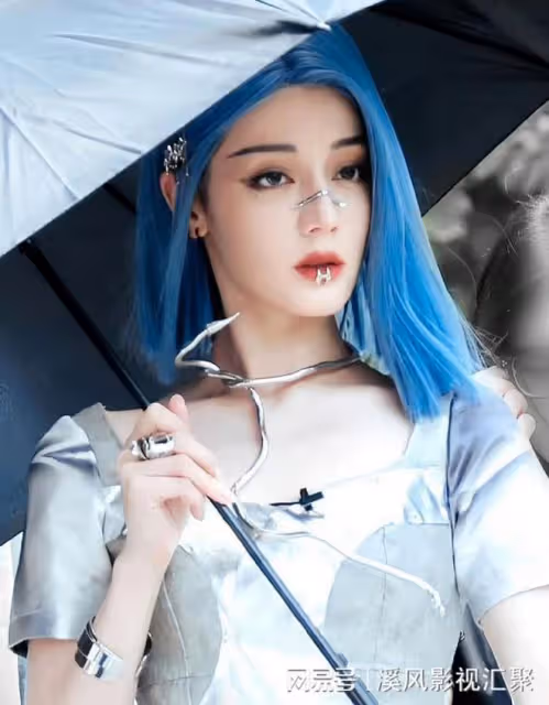 迪麗熱巴藍發機械姬絕美,金屬唇釘加銀色短裙,科幻女神走進現實