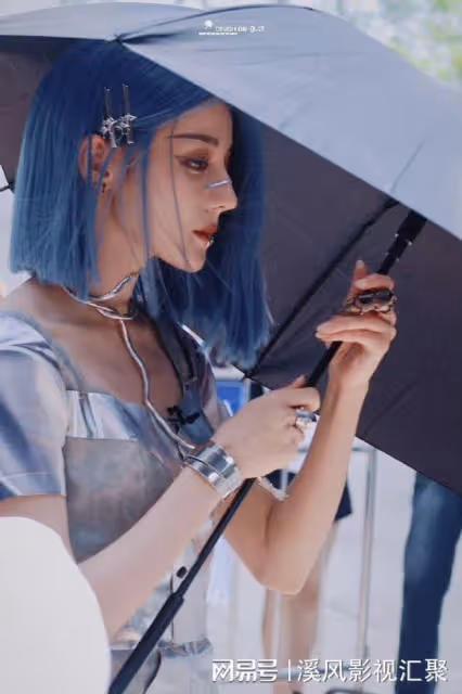 迪麗熱巴藍發機械姬絕美,金屬唇釘加銀色短裙,科幻女神走進現實