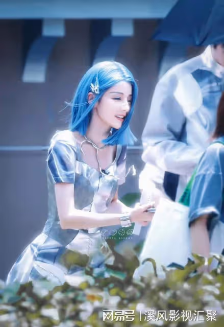迪麗熱巴藍發機械姬絕美,金屬唇釘加銀色短裙,科幻女神走進現實