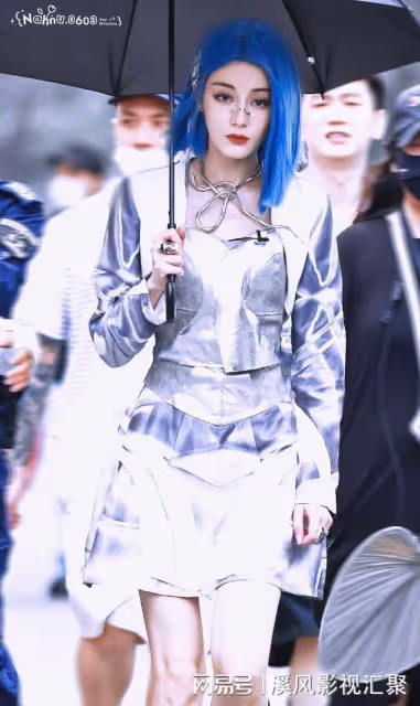 迪麗熱巴藍發機械姬絕美,金屬唇釘加銀色短裙,科幻女神走進現實