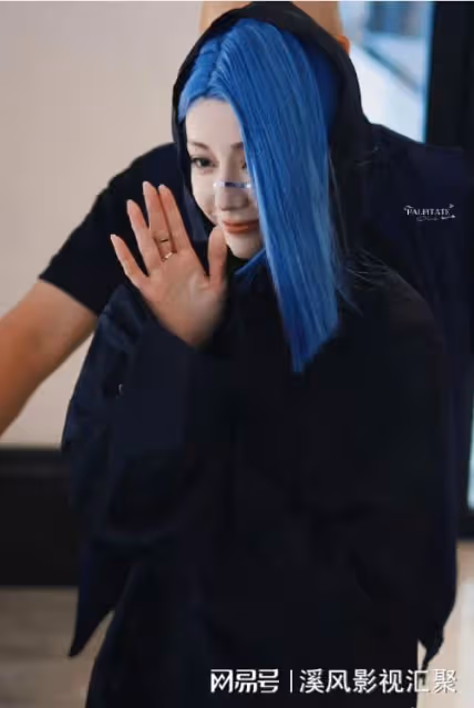 迪麗熱巴藍發機械姬絕美,金屬唇釘加銀色短裙,科幻女神走進現實