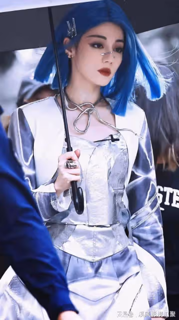 迪麗熱巴藍發機械姬絕美，金屬唇釘加銀色短裙，科幻女神走進現實