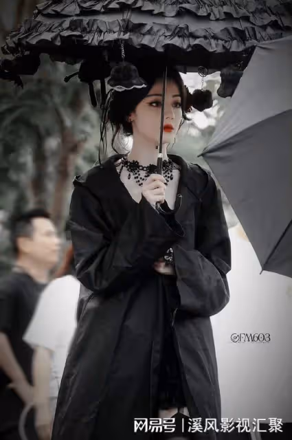 迪麗熱巴藍發機械姬絕美，金屬唇釘加銀色短裙，科幻女神走進現實