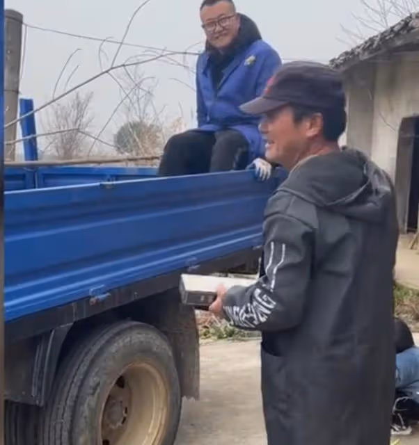 女婿送高價煙岳父捨不得抽，偷偷轉賣被女兒發現後，反應讓人心疼