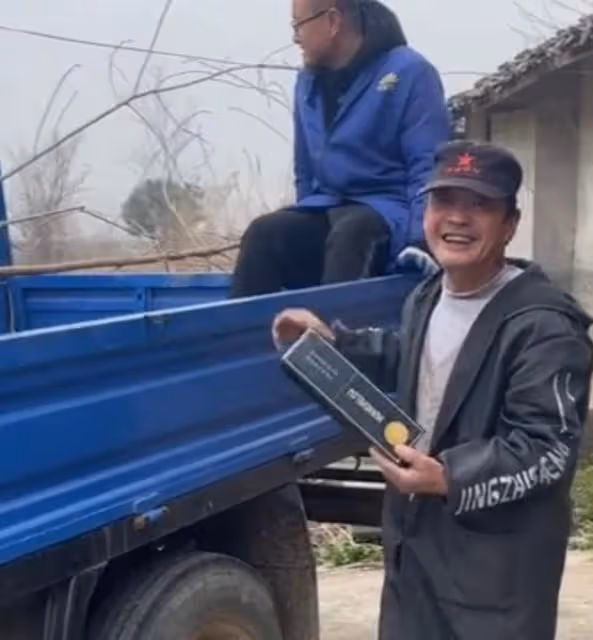女婿送高價煙岳父捨不得抽，偷偷轉賣被女兒發現後，反應讓人心疼