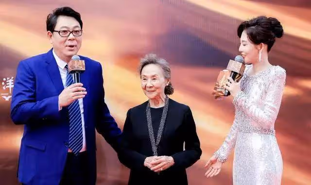 高亞麟被曝孕期出軌家暴!他性感妖艷的情婦被曝光