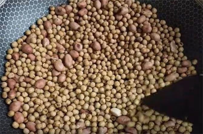 正宗豆面卷做法,加入這2樣東西,豆面卷軟糯筋道,涼了都不硬