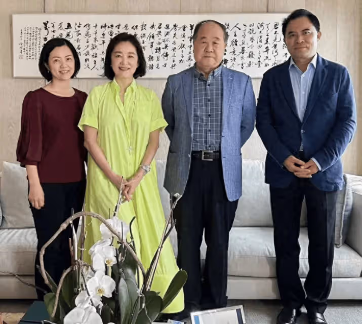 林青霞家宴款待莫言,穿綠色連衣裙+帆布鞋+波波頭,像個年輕人
