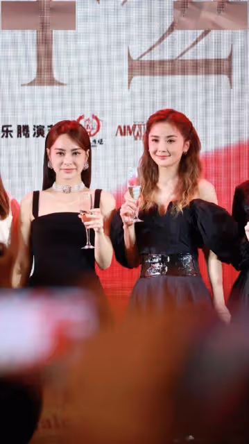 Twins宣布將在內地14個城市巡唱!大露迷人鎖骨,網友大讚美爆了