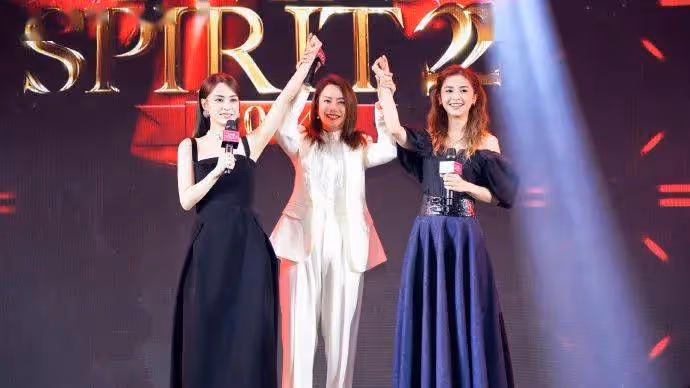 Twins宣布將在內地14個城市巡唱!大露迷人鎖骨,網友大讚美爆了