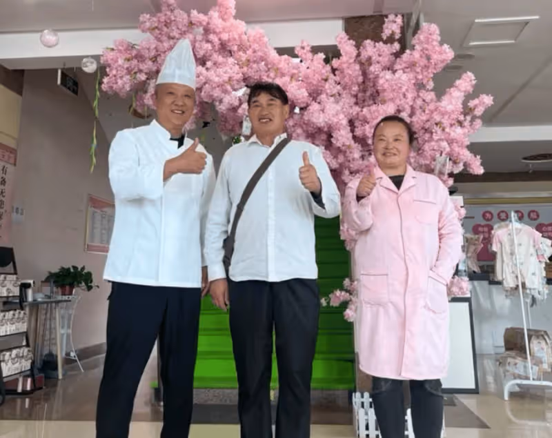 曝大衣哥獎勵兒媳陳萌3萬元!現場拿現金太豪氣,朱小偉忙前忙後