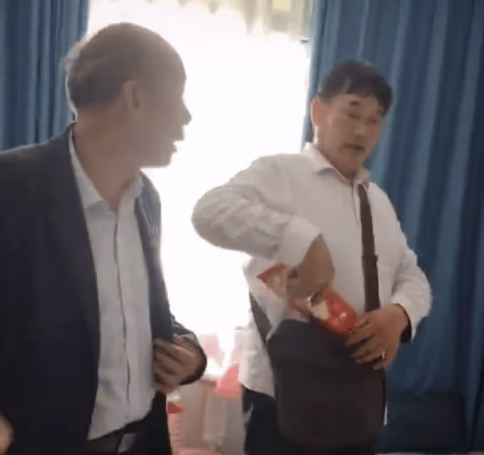 曝大衣哥獎勵兒媳陳萌3萬元!現場拿現金太豪氣,朱小偉忙前忙後