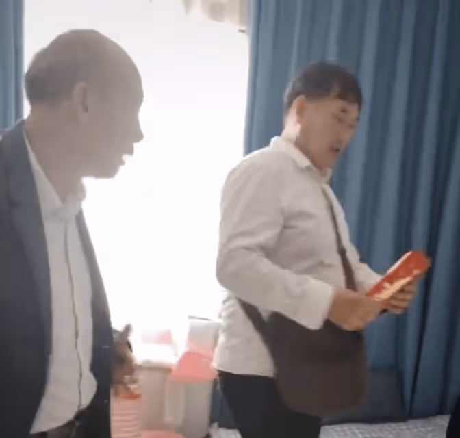 曝大衣哥獎勵兒媳陳萌3萬元!現場拿現金太豪氣,朱小偉忙前忙後