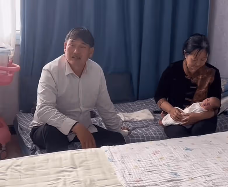 曝大衣哥獎勵兒媳陳萌3萬元!現場拿現金太豪氣,朱小偉忙前忙後