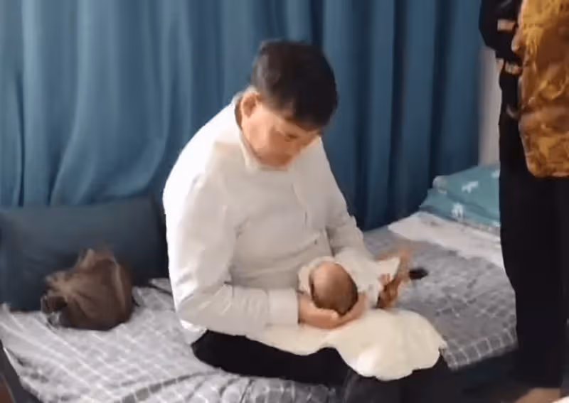 曝大衣哥獎勵兒媳陳萌3萬元!現場拿現金太豪氣,朱小偉忙前忙後