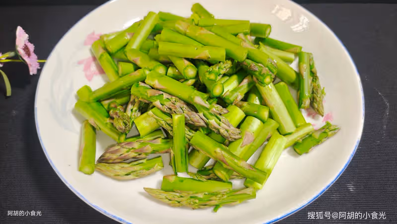 明明是富硒菜王,有的人還不知怎麼吃!隨意搭配炒一盤,一口脆嫩、滿口好營養