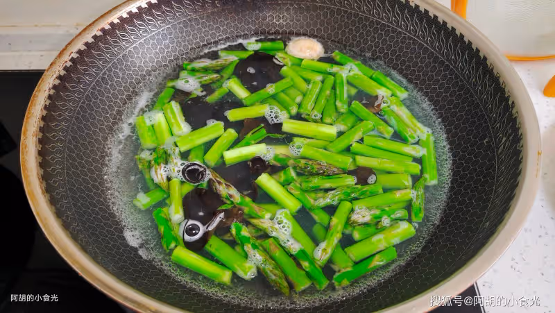 明明是富硒菜王,有的人還不知怎麼吃!隨意搭配炒一盤,一口脆嫩、滿口好營養
