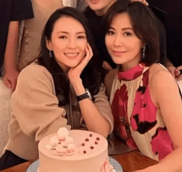 劉嘉玲問章子怡：現在遇到汪峰如何打招呼？章子怡回答：總不能裝作沒看到吧！
