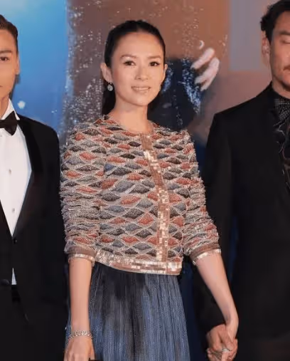 劉嘉玲問章子怡：現在遇到汪峰如何打招呼？章子怡回答：總不能裝作沒看到吧！
