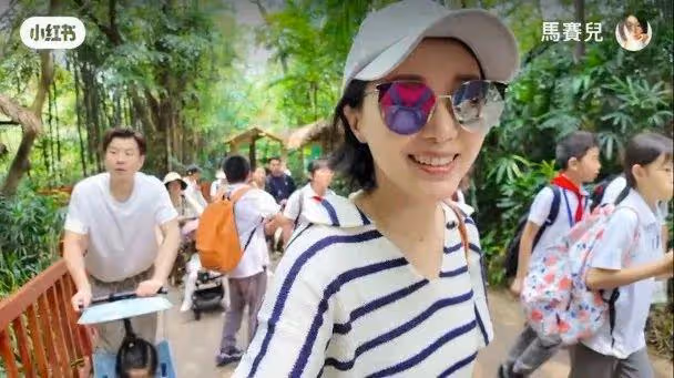 前TVB女星結婚後洗掉負評,一家三口出遊無人認出,曾因爆出不雅艷片被雪藏