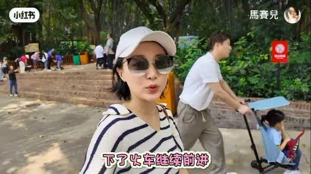 前TVB女星結婚後洗掉負評,一家三口出遊無人認出,曾因爆出不雅艷片被雪藏