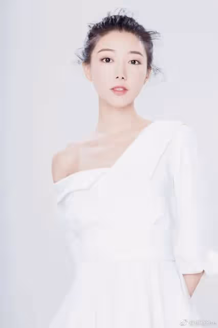 前TVB女星結婚後洗掉負評,一家三口出遊無人認出,曾因爆出不雅艷片被雪藏