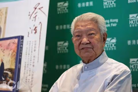 82歲著名才子近況曝光,與後輩聚會精神奕奕面色紅潤,月花50萬養老