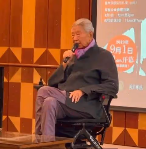 82歲著名才子近況曝光,與後輩聚會精神奕奕面色紅潤,月花50萬養老