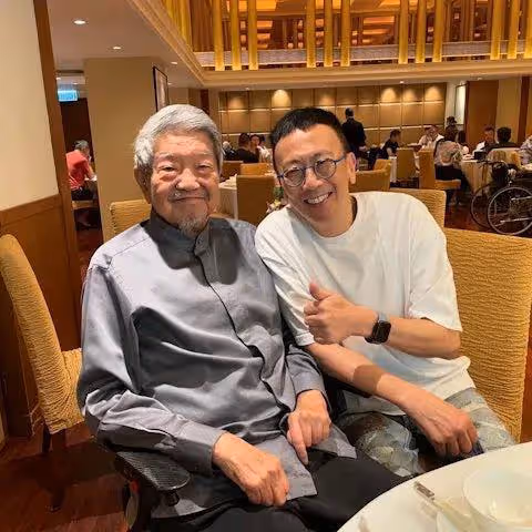 82歲著名才子近況曝光,與後輩聚會精神奕奕面色紅潤,月花50萬養老