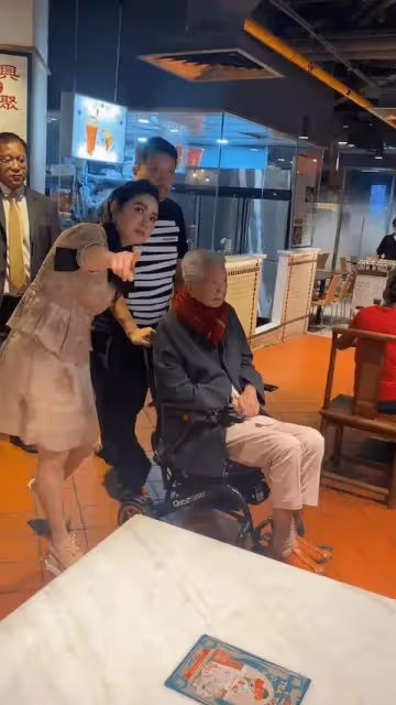 82歲著名才子近況曝光,與後輩聚會精神奕奕面色紅潤,月花50萬養老