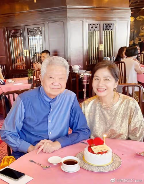 82歲著名才子近況曝光,與後輩聚會精神奕奕面色紅潤,月花50萬養老