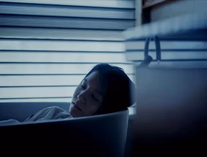 《新生》直到三個女人爬上費可的床,何珊還不知道,程浩玷污費可
