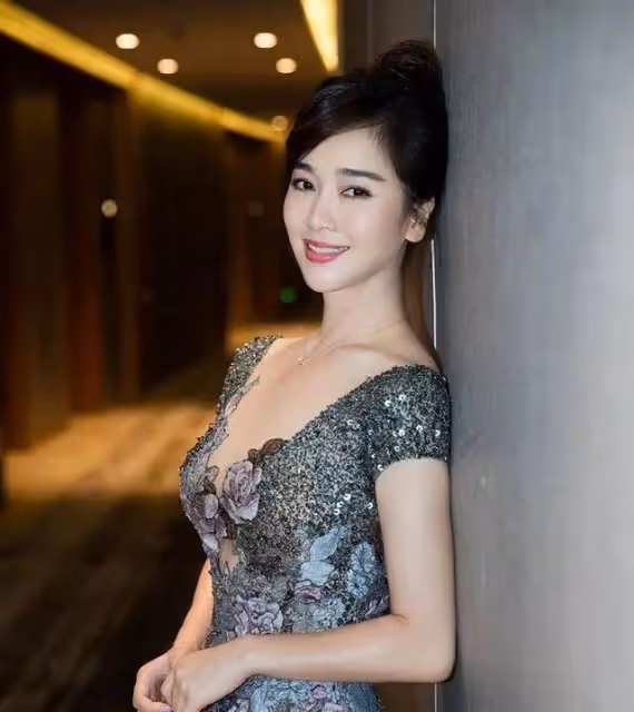如今證明,再多的名和利都挽救不了「風流成性」的左小青了!