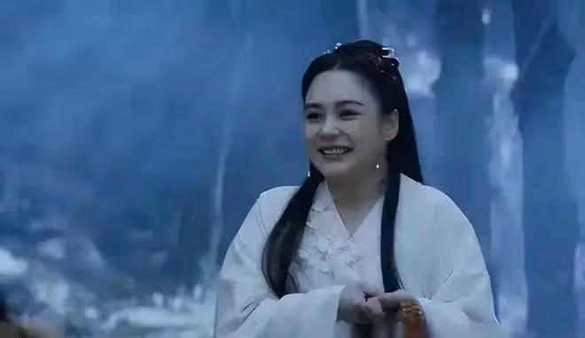 吃瓜!阿嬌新片大尺度秀身材,袒胸又漏乳,活生生成了擦邊神劇
