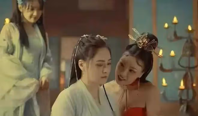 吃瓜!阿嬌新片大尺度秀身材,袒胸又漏乳,活生生成了擦邊神劇