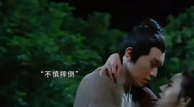 吃瓜!阿嬌新片大尺度秀身材,袒胸又漏乳,活生生成了擦邊神劇