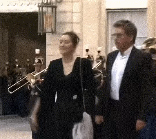 中法晚宴這一夜!鞏俐圍巾踩一路,蘇菲瑪索很美,郎朗和父母出席