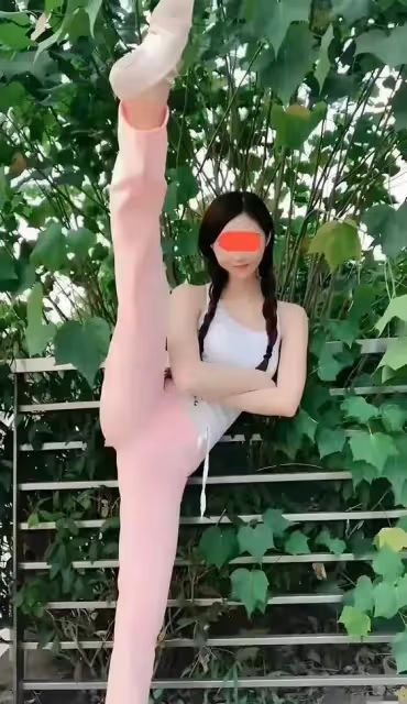 「超越常人的極限表演:美女一字馬引爆觀眾的驚嘆與猜想!「