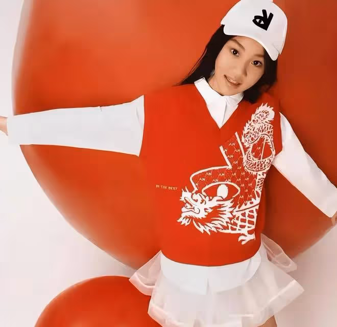 11歲甜馨雜誌封面流出,模樣大變認不出,網友:太像媽媽了!